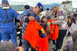 Murid TK  di Ternate belajar jaga laut sejak dini bersama Polairud