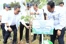 Menteri LH  dukung penghijauan koridor jalan tol lewat penanaman pohon