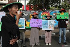 Spektrum - Hari Lingkungan Hidup Sedunia: Upaya jangka panjang stop polusi plastik