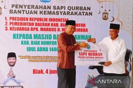 Bupati Biak Numfor serahkan sapi bantuan Presiden Prabowo di Masjid Agung