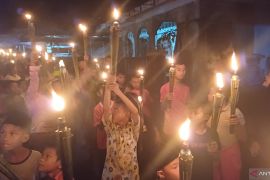 Pawai obor oleh anak-anak meriahkan malam takbiran Idul Adha di Tanjungpinang