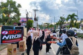 Gatriwara Tapin bagikan 300 porsi makanan, kampanyekan antinarkoba