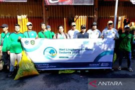 Hari Lingkungan Hidup, DLH Kotim gerakkan ASN bersihkan sampah plastik