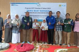 PLN  serahkan ratusan buku bacaan ke SDN 2 Bangkal Banjarbaru