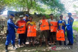 Polres Bangka Barat salurkan bantuan alat keselamatan kepada nelayan
