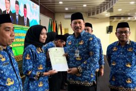 Kakanwil Kemenag Sulsel serahkan SK kepada 571 PPPK di lima daerah