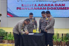 Polda Papua Barat serahkan dokumen kedinasan ke Polda Papua Barat Daya