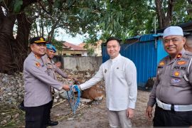 Pemkot Kupang menyalurkan 16 ekor hewan kurban untuk Idul Adha