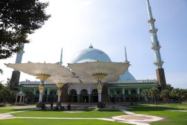 Pembagian daging kurban di Masjid Raya Al A'zhom Tangerang pada Sabtu