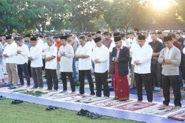 Pangdam Udayana  dan ribuan muslim shalat Idul Adha di lapangan Makorem Denpasar