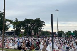 Ribuan umat Islam penuhi Lapangan Vatulemo Palu melaksanakan Shalat Idul Adha