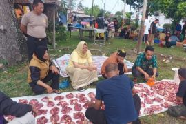 Polsek Batangkuis kurban sapi dan kambing, bagikan daging ke warga