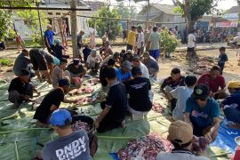Masjid Baitul Mutaqin bagikan 550 bungkus hewan kurban