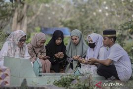 Tradisi ziarah kubur pada Hari Raya Idul Adha di Ternate