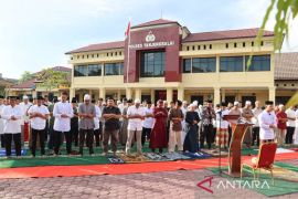 Polisi bersama masyarakat Shalat Idul Adha di Makopolres Tanjungbalai