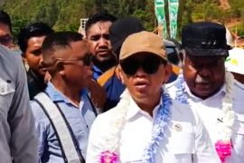 Warga Pulau Gag minta Bahlil lanjutkan operasional tambang nikel