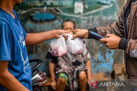 Distribusi daging kurban dari rumah ke rumah