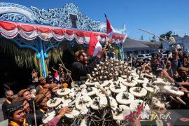 Tradisi Grebeg Besar Keraton Surakarta sebagai upaya pelestarian budaya Islam dalam momen Idul Adha