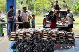 PT Wisata Bangun Aek Sijornih bagikan beras dan daging kurban kepada warga