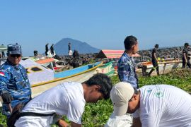 1,8 ton sampah di Pantai Karangria Manado berhasil dikumpulkan tim PLN