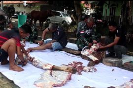 Kodim 0623 Cilegon bagikan ratusan kupon daging kurban untuk yatim piatu