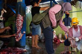 DKPP Kota Madiun periksa daging kurban setelah proses penyembelihan