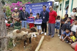 XLSMART salurkan 112 hewan kurban untuk masyarakat Indonesia