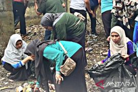 BPPP Ambon lakukan aksi bersih pantai dan tanam mangrove di desa perikanan pintar