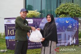 PT JJC bagikan 200 paket daging kurban ke warga sekitar lingkungan kantor