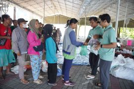 SIER salurkan 1.100 paket daging kurban dan puluhan ekor kambing