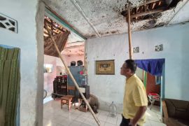 Bupati Ciamis membantu perbaikan rumah tidak layak huni warga miskin