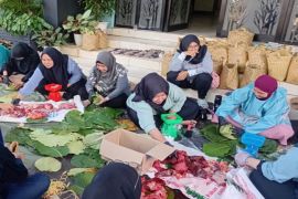 DLH Banjarbaru gunakan daun jati dan bakul purun bagikan daging kurban