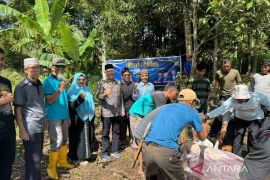 Partai Demokrat Pasaman sembelih hewan Qurban, Sabar AS: Qurban merajut kebersamaan
