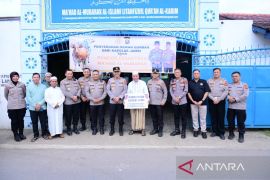 Kapolda Jambi serahkan sapi qurban ke Ponpes