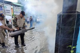 Antisipasi DBD, anggota Komisi VII DPR bantu fogging di Sidoarjo