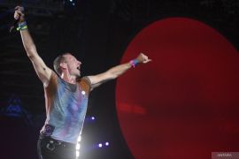 Chris Martin dukung promosi film Dakota Johnson saat konser musik Coldplay