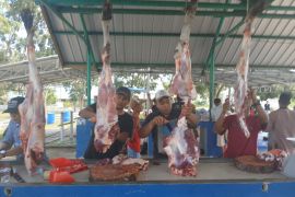 Semangat Berbagi Insan Timah serahkan daging kurban ke warga Tionghoa hingga petugas kebersihan