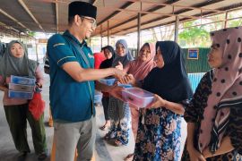 Regal Springs Indonesia salurkan daging kurban untuk komunitas