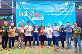 PLN Bangka Belitung salurkan 1.200 paket daging kurban