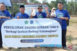 MAN IC Bangka Tengah bagikan 42 paket daging kurban kepada warga Namang dan Sungkap