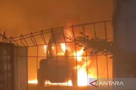 Alat berat milik Pelindo terbakar, keluarkan asap hitam hingga suara dentuman di Pelabuhan Boom Baru