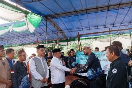 Pj Wali Kota Pangkalpinang serahkan sapi kurban bantuan Presiden Prabowo berbobot 1 ton ke Masjid Kubah Timah