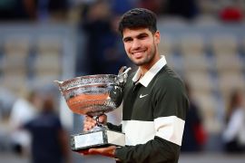 Carlos Alcaraz juarai French Open usai kalahkan Jannik Sinner dalam final terpanjang