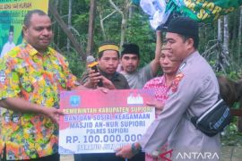 Pemkab Supiori salurkan bantuan sosial keagamaan TPQ Rp100 juta