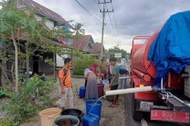 BPBD Pasaman Barat salurkan air bersih ke masyarakat