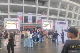 Indonesia vs Jepang, suporter datangi Stadion GBK untuk nobar usai hujan reda