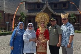 Artis Claudia Andhara kunjungi Istano Basa Pagaruyung, tampil memukau dengan pakaian adat Minang