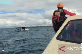 Tim SAR gabungan selamatkan 20 penumpang kapal motor mati mesin di perairan Aru