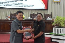DPRD HSS paripurnakan penyampaian raperda pajak dan retribusi daerah