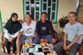 Darma Wijaya punya rutinitas jenguk teman sakit